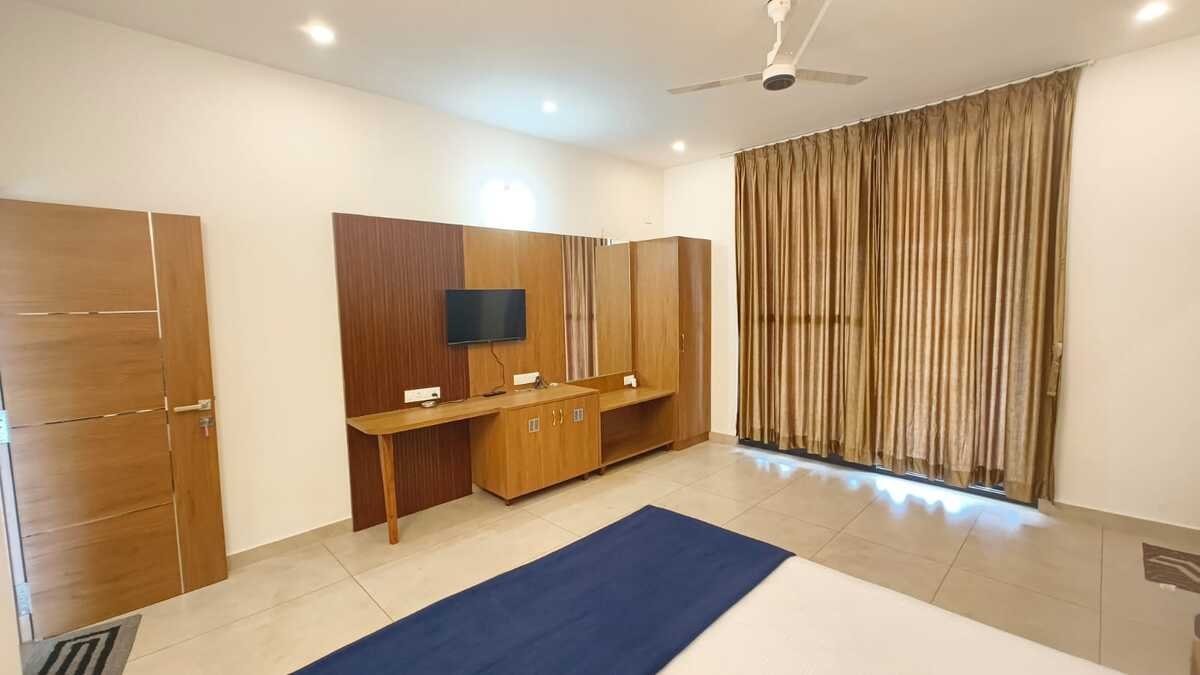 Homestay  Photos (Outside & Dinning)